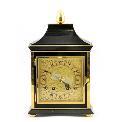 Sub.:2 - Lote: 691 -  Reloj de sobremesa en metal dorado y lacado, S.XX. Algn desperfecto.