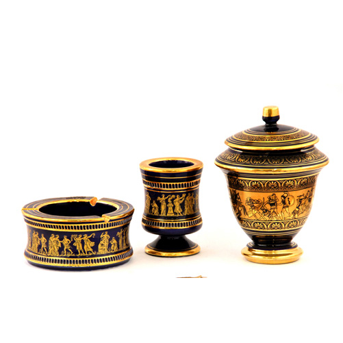 Sub.:2 - Lote: 1566 -  Lote formado por cenicero, copa y bote con tapa en loza esmaltada en azul cobalto con decoraci�n en dorado.