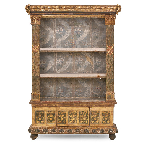 Sub.:2 - Lote: 220 -  Mueble-estantera en madera tallada, dorada y policromada. Interior forrado de tela damasquinada. Electrificada.