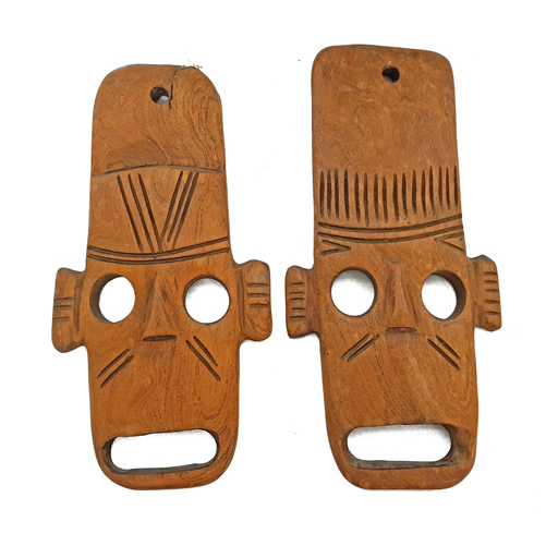 Sub.:2 - Lote: 1279 -  Lote de dos m�scaras de colgar en madera tallada, arte tribal, S. XX.
