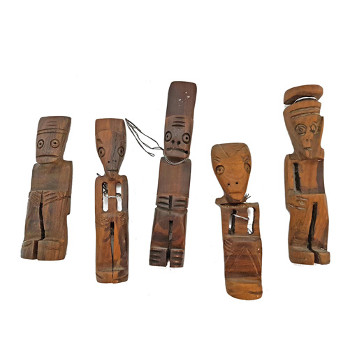Sub.:2 - Lote: 1281 -  Conjunto de cinco �dolos en madera tallada, arte tribal, S. XX. Una rota.