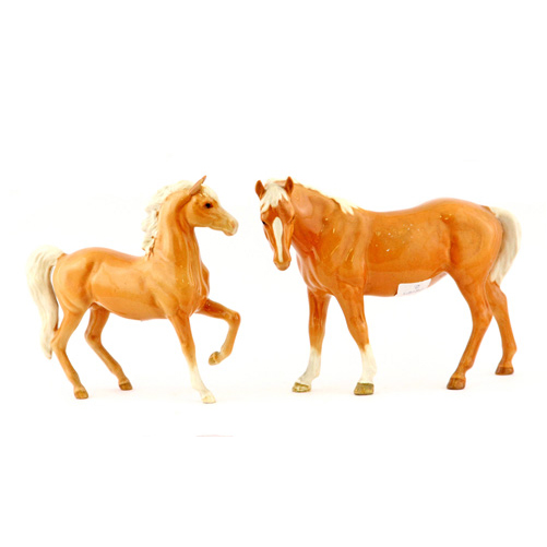 Sub.:2 - Lote: 560 -  Lote de dos caballos en porcelana esmaltada inglesa.