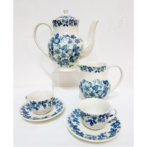 Sub.:2 - Lote: 685 -  Juego de t en loza azul y blanca con flores, compuesto por 7 tazas con 8 platos, lechera y tetera.