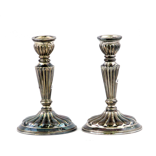 Sub.:2 - Lote: 1502 -  Pareja de candeleros en plata espa�ola con motivos gallonados.