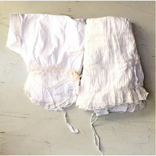 Sub.:2 - Lote: 1519 -  Lote formado por dos prendas de algod�n antiguas formado por enaguas y pololos con bordados.