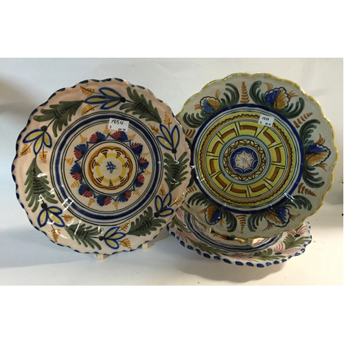Sub.:2 - Lote: 1528 -  Lote de tres platos en cer�mica esmaltada pol�croma, S.XX. Borde lobulado y decoraci�n vegetal. Peque�os piquetes.