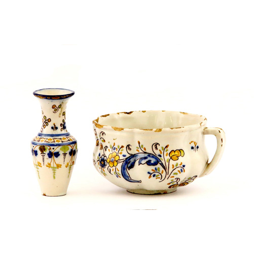 Sub.:2 - Lote: 1548 -  Lote formado por peque�o violetero y cuenco con asa en cer�mica esmlatada de Talavera- Ru�z de Luna, serie de la adormidera. Desperfectos y consolidaci�n. Con marcas.