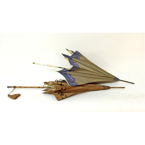 Sub.:2 - Lote: 1556 -  Lote formado por dos sombrillas modernistas, una con mango de hueso, c. 1900. Alg�n desperfecto.