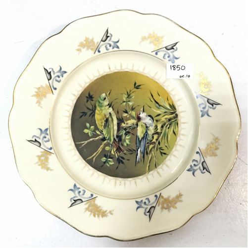 Sub.:2 - Lote: 506 -  Plato circular en porcelana checa con decoracin de aves. Con marca.