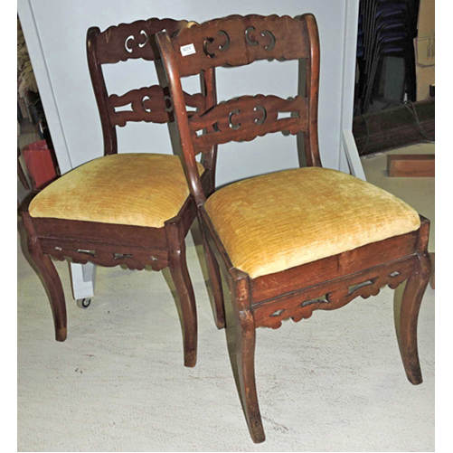 Sub.:2 - Lote: 1512 -  Pareja de sillas isabelinas en madera tallada. Con desperfectos.
