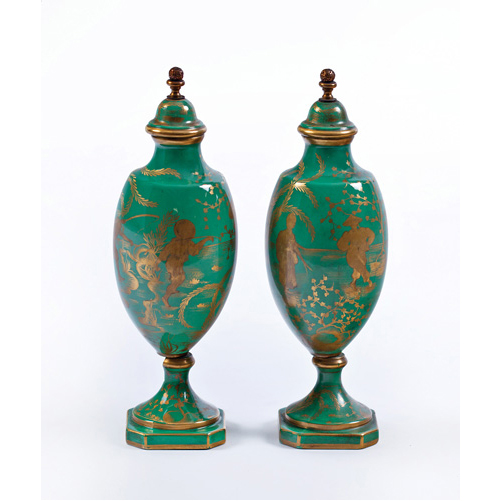 Sub.:2 - Lote: 183 -  Pareja de jarrones en porcelana esmaltada verde con decoracin chinesca en dorado. Un jarrn con desperfectos en la base.