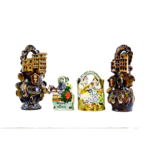 Sub.:20 - Lote: 1374 -  Lote formado por 4 botijos. Dos de ellos representando la ciudad de Cuenca y otros dos representando escenas regionales de Valencia.