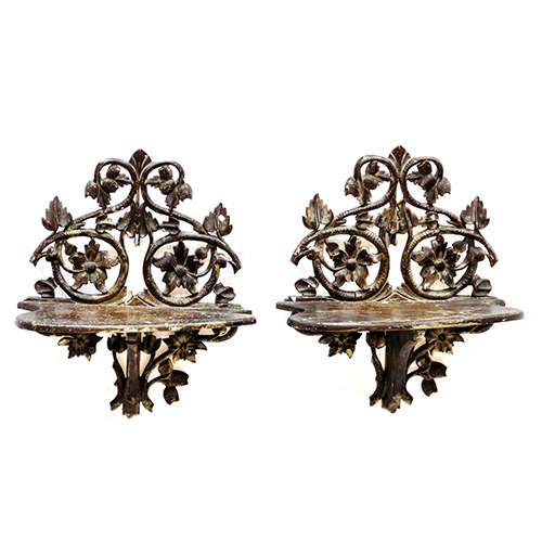 Sub.:20 - Lote: 1345 -  Pareja de estantes de colgar en madera tallada y calada con temas vegetales y florales.