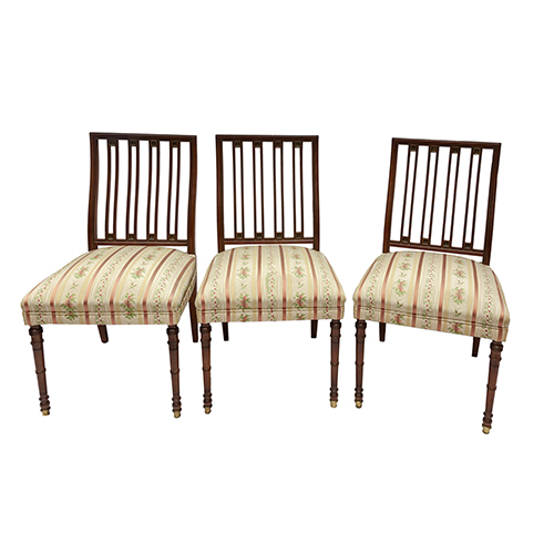Sub.:20 - Lote: 243 -  Lote de seis sillas de comedor con respaldo calado y asiento tapizado.