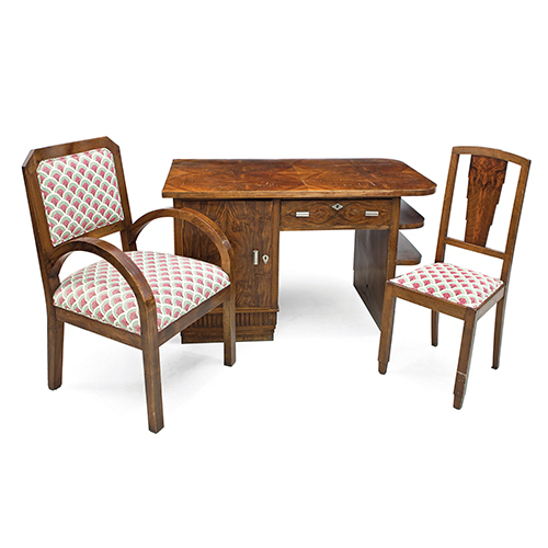 Sub.:20 - Lote: 1368 -  Conjunto de despacho Art Dec� formado por mesa, sill�n y silla del confidente en chapeado de nogal con detalles en madera de ra�z, tablero decorado con plumeado de mariposa y aplicaciones en lat�n. 