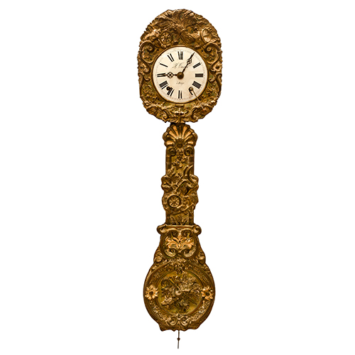 Sub.:20 - Lote: 239 -  Reloj de pared Moretz de pndulo real en latn repujado y esfera en esmalte con numeracin romana. Con restos de policroma en el pndulo. S. XIX.