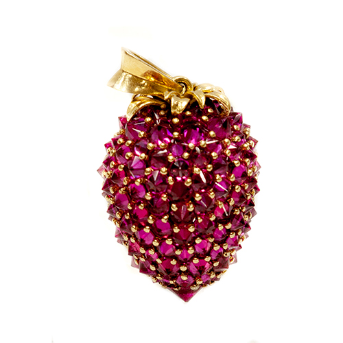 Sub.:20 - Lote: 1439 -  Colgante en forma de fres�n en oro con granates engarzado.