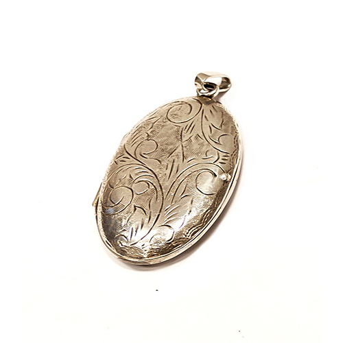 Sub.:20 - Lote: 1453 -  Guardapelo en plata cincelada con roleos vegetales. Peso: 33 gr