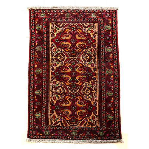 Sub.:20 - Lote: 1295 -  Alfombra tipo persa en lana con tres herat�s como motivo de campo y borde dividido en tres franjas con motivos florales.