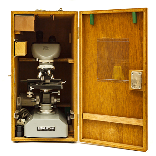 Sub.:20 - Lote: 312 -  Microscopio marca Kyowa modelo Microlux 62 con caja de madera.