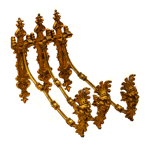 Sub.:20 - Lote: 1312 -  Lote de tres cortineros en bronce dorado.