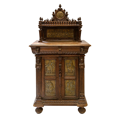 Sub.:20 - Lote: 1376 -  Taquill�n flamenco s. XIX en madera de roble con placas de lat�n repujado basadas en los grabados de la obra de Emanuel van Meteren 