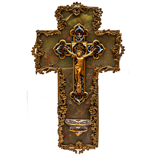 Sub.:20 - Lote: 1219 -  Aguabenditera con Cristo crucificado en bronce con cruz de cloisonn sobre base de nix verde con marco en bronce dorado. Francia, s. XIX.