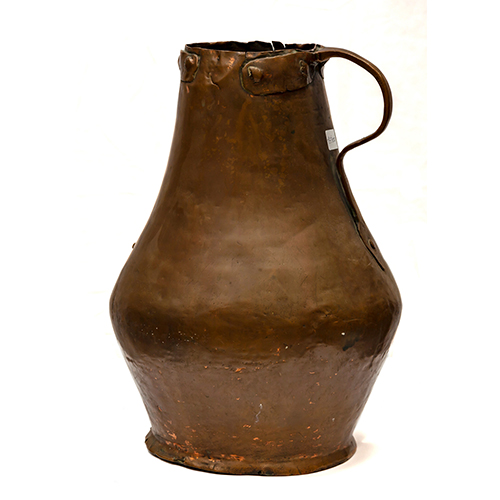 Sub.:20 - Lote: 1313 -  Jarra con asa en cobre.