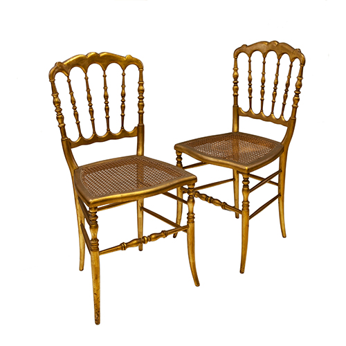 Sub.:20 - Lote: 295 -  Pareja de sillas lacadas en dorado con asiento de rejilla.