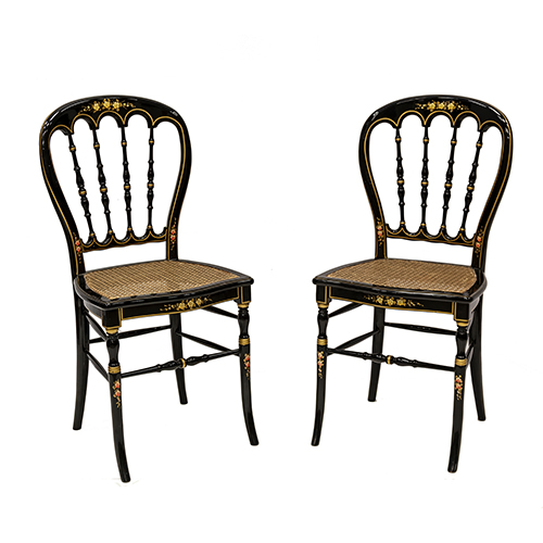 Sub.:20 - Lote: 229 -  Pareja de sillas realizadas en madera lacada negra con rejilla en el asiento y adornos florales en dorado.