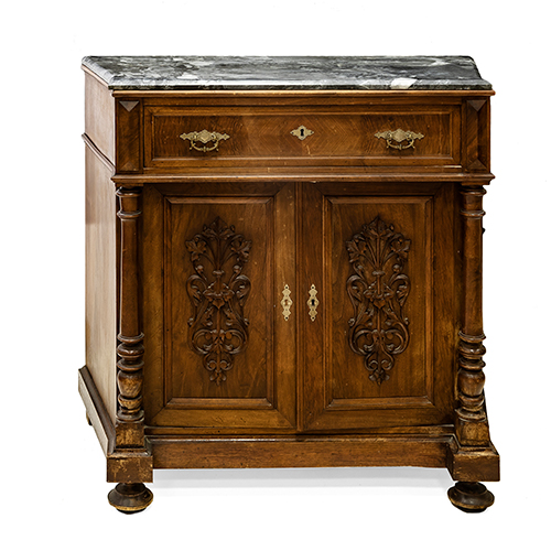 Sub.:20 - Lote: 1300 -  C�moda alfonsina en madera tallada, con tapa de m�rmol.