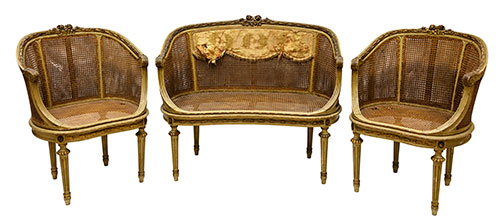 Sub.:20 - Lote: 176 -  Conjunto de dos sillones y canap de estilo Luis XVI en madera tallada y policromada con rejilla ca.1900. 