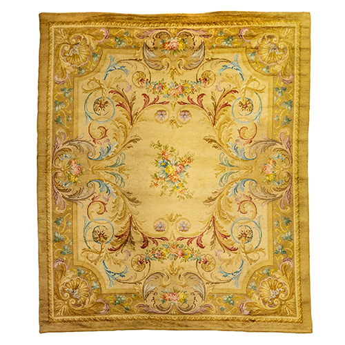 Sub.:20 - Lote: 1303 -  Alfombra en lana de nudo espa�ol con decoraci�n neocl�sica y veneras en las esquinas.