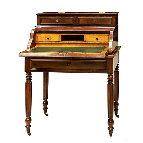 Sub.:20 - Lote: 369 -  Escritorio francs del siglo XIX en madera de caoba e interiores en arce. Cajn en cintura y altillo sobre el escritorio. 