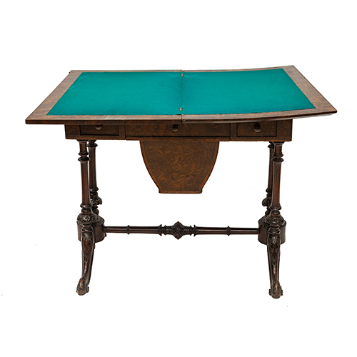 Sub.:20 - Lote: 341 -  Mesa de juego de tapa giratoria, en madera de raz. Inglaterra poca eduardiana. circa 1900.