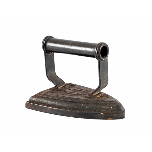 Sub.:20 - Lote: 359 -  Plancha antigua en hierro con empuadura.