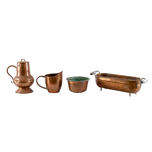 Sub.:20 - Lote: 357 -  Lote formado por chocolatera, jarra, un cuenco y una jardinera realizados en cobre.