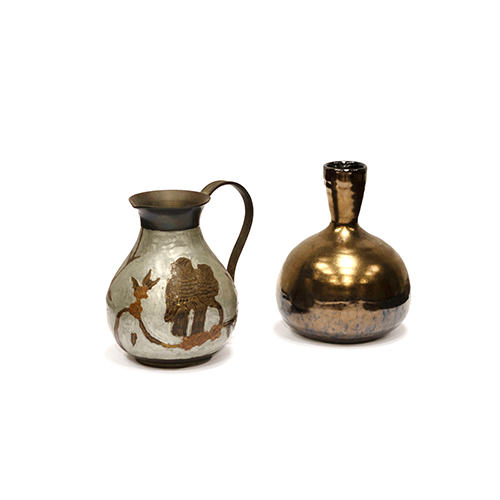 Sub.:20 - Lote: 498 -  Lote formado por jarrn realizado en barro con esmalte y una jarra con asa realizada en bronce, con motivos animales.