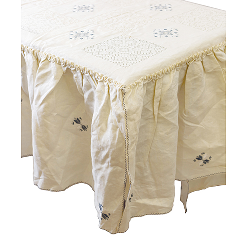 Sub.:20 - Lote: 519 -  Cubierta para cama de 1.35 cm de hilo de Lagartera, con bordados y encajes.