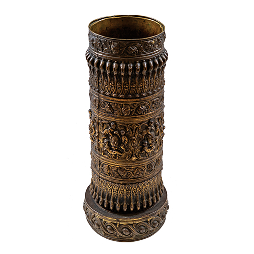 Sub.:20 - Lote: 1281 -  Parag�ero repujado en lat�n con escenas de querubines.