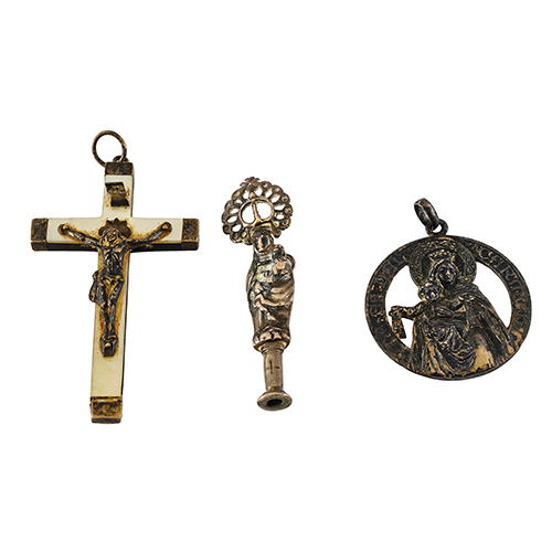 Sub.:20 - Lote: 1451 -  Lote de tres medallas religiosas: cristo crucificado, Virgen del Carmen y Virgen del Pilar.