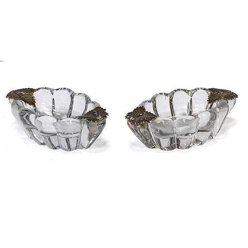 Sub.:20 - Lote: 284 -  Dos ceniceros en cristal tallado con detalle floral en plata.