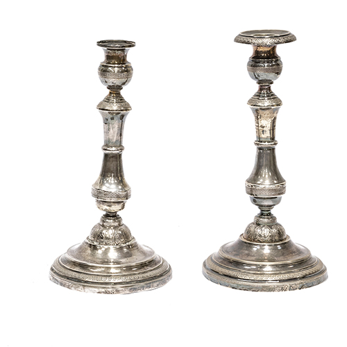 Sub.:20 - Lote: 1381 -  Pareja de candeleros en plata. Con sello C. Junyent, Barcelona. Peso: 286 grs. 