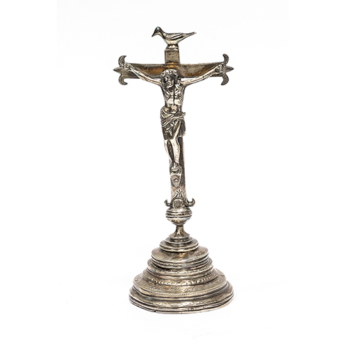 Sub.:20 - Lote: 480 -  Crucifijo en plata con cruz flor de lis sobre base conica con inscripcion de un regalo y fechado en 1921. Peso: 380 gr