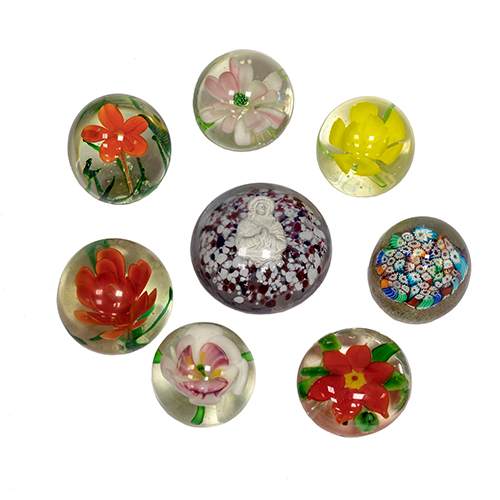 Sub.:20 - Lote: 1384 -  Lote de ocho pisapapeles en cristal de San Luis y otros, con motivos florales.