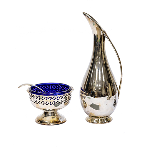 Sub.:20 - Lote: 1383 -  Lote formado por jarra en porcelana con ba�o plateado y azucarero ingl�s.