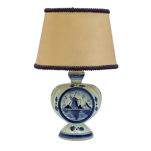 Sub.:20 - Lote: 1283 -  L�mpara de sobremesa en cer�mica azul con representaci�n de molinos. 