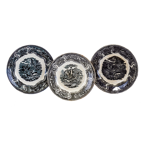 Sub.:20 - Lote: 1307 -  Lote de tres platos en cer�mica de Cartagena, con escenas ecuestres. Con sello en la base. 