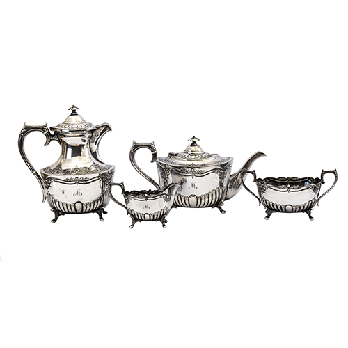 Sub.:20 - Lote: 1323 -  Juego de caf� de cuatro piezas en metal plateado con punz�n ingl�s.