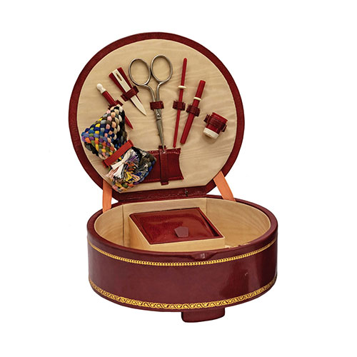 Sub.:20 - Lote: 382 -  Caja musical costurero realizado en piel roja con detalles dorados.